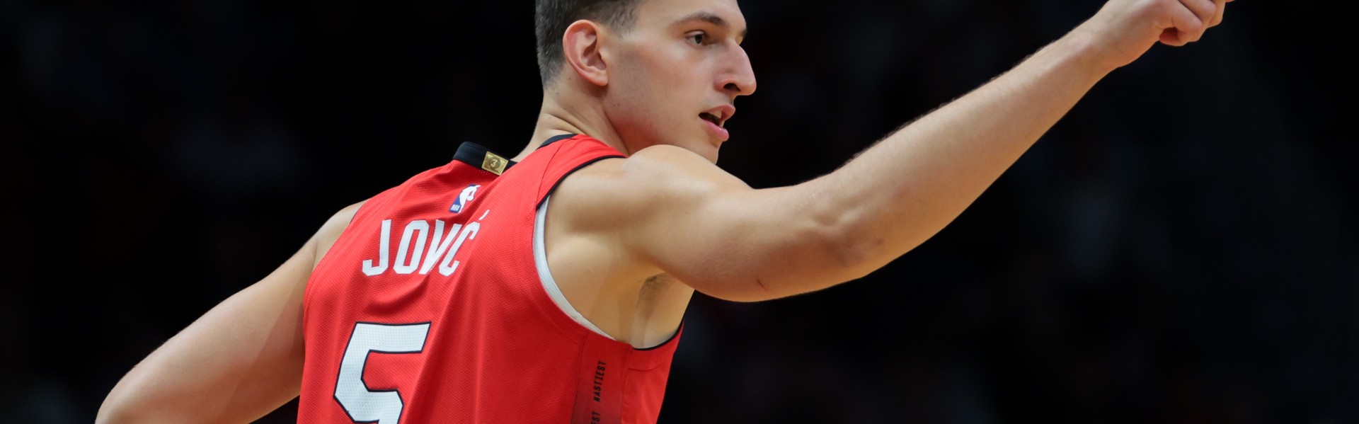 维金斯：我们都清楚约维奇的实力 他能打任何位置天赋太出众了