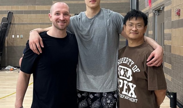 直播入口-曾凡博身高2米11兼具投射能力，篮网或提供双向合约机会