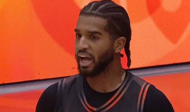 意甲2025-高诗岩单节15分！山东男篮逆转黑马，克里斯低迷，两大功臣发威