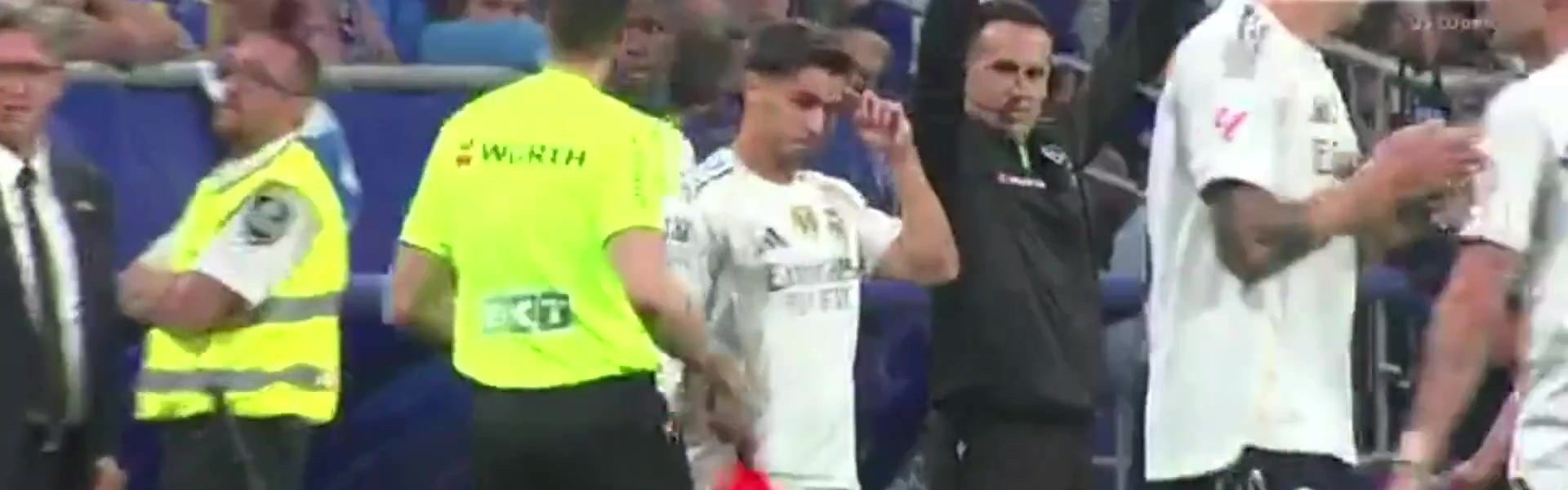 注册优惠-姆巴佩滑跪庆祝与维尼修斯替补出场引发球迷模仿猴叫事件