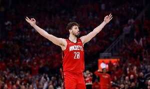 足球投注活动-申京：我们目标是总冠军 新赛季会看到一个更专注更渴望胜利的我