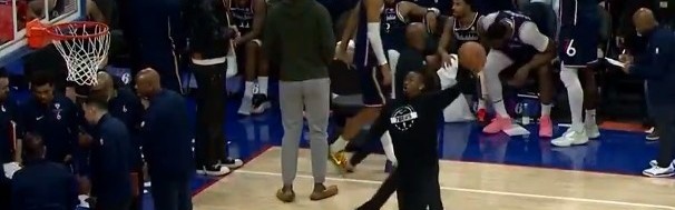 哈哈哈有点逗！暂停期间马克西手痒难耐试图勾手 表情稍显夸张