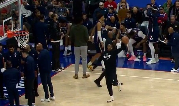 哈哈哈有点逗！暂停期间马克西手痒难耐试图勾手 表情稍显夸张