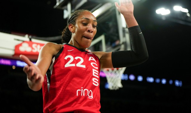 无解！阿贾-威尔逊17中9轰23分19板4助2断4帽 提前下场不刷第20板