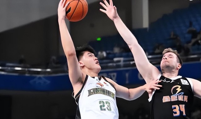 辽宁男篮，昨晚比赛用了一名新人，表现不错，但很快又被换了下去