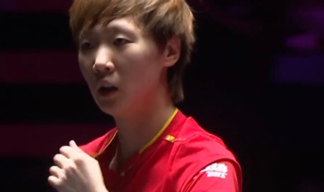 王曼昱3-2早田希娜晋级八强！二四局完美调整，第五局旋转压制！